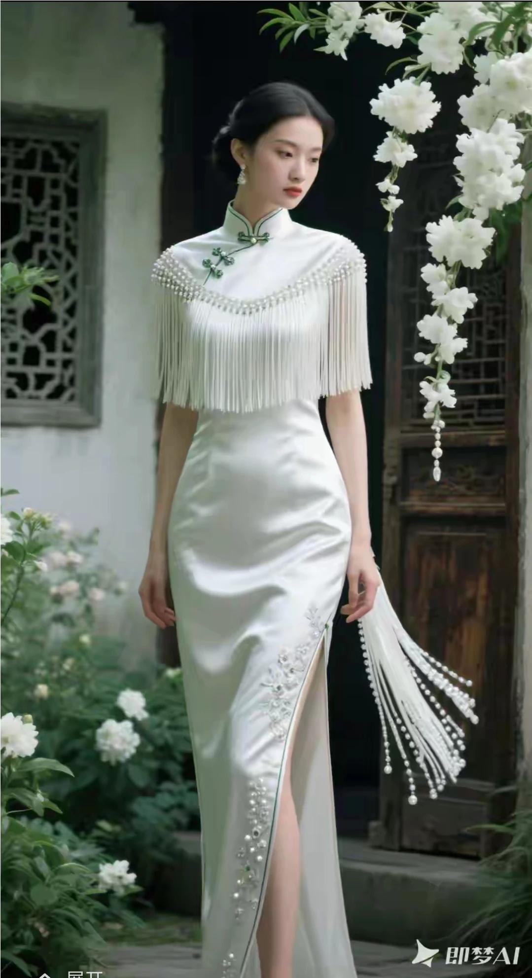 中国旗袍，文化传承。
历史悠久，国风古韵。
荧光亮雪，白色流苏。
推陈出新，旗袍