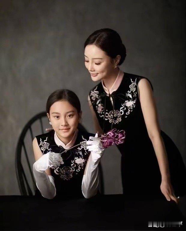 李小璐晒甜馨12岁旗袍写真，女版贾乃亮。女儿眼睛越来越像爸爸 ​​​