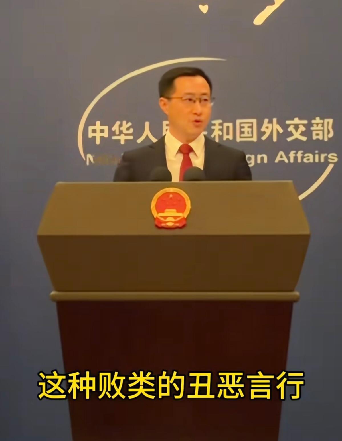 汉奸石平要访问台湾，我外交部发言人霸气回应：这种败类的丑恶言行，不值一提！

外