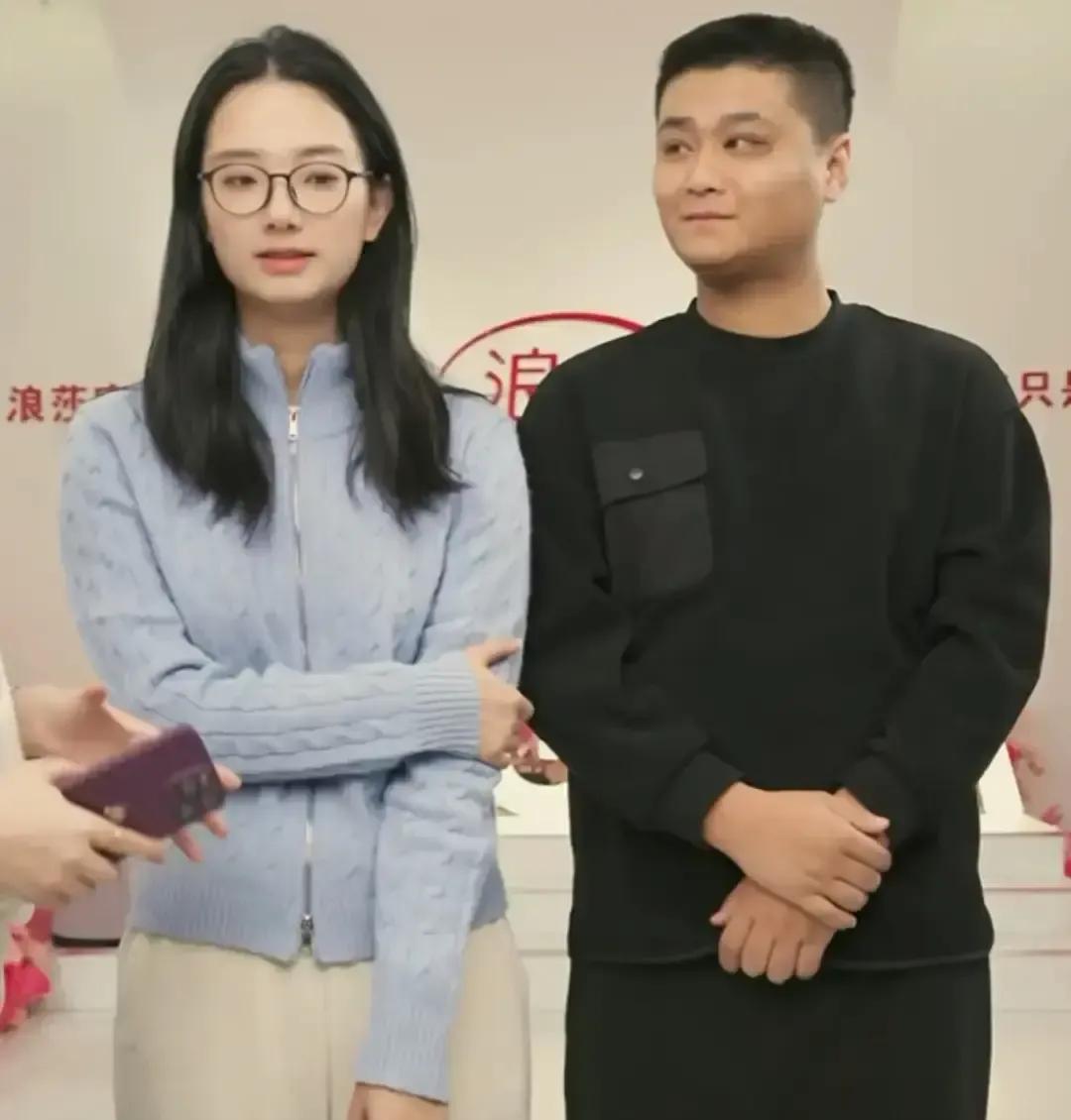朱进昨晚在抖音开卖袜子，浪莎专场，十分钟冲进一万五，峰值两万三。
27年前他和双