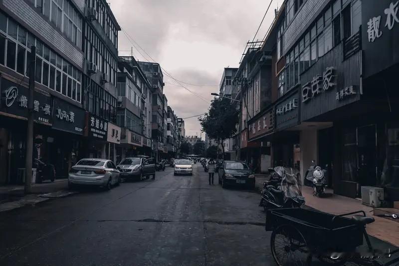 在小县城，一个月赚4.5千块钱，就能非常惬意的享受生活么？

有人说，小县城一个