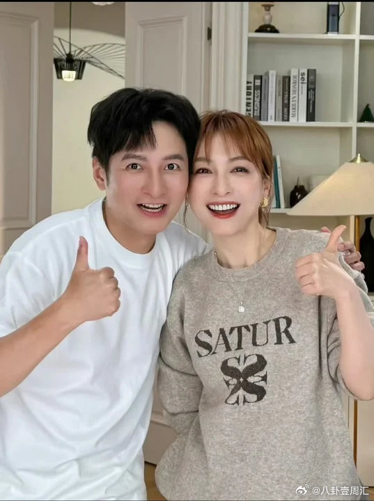 大理偶遇吴昕李维嘉吴昕李维嘉大理画自画像大理偶遇吴昕李维嘉啦！两人在画自画像哈哈