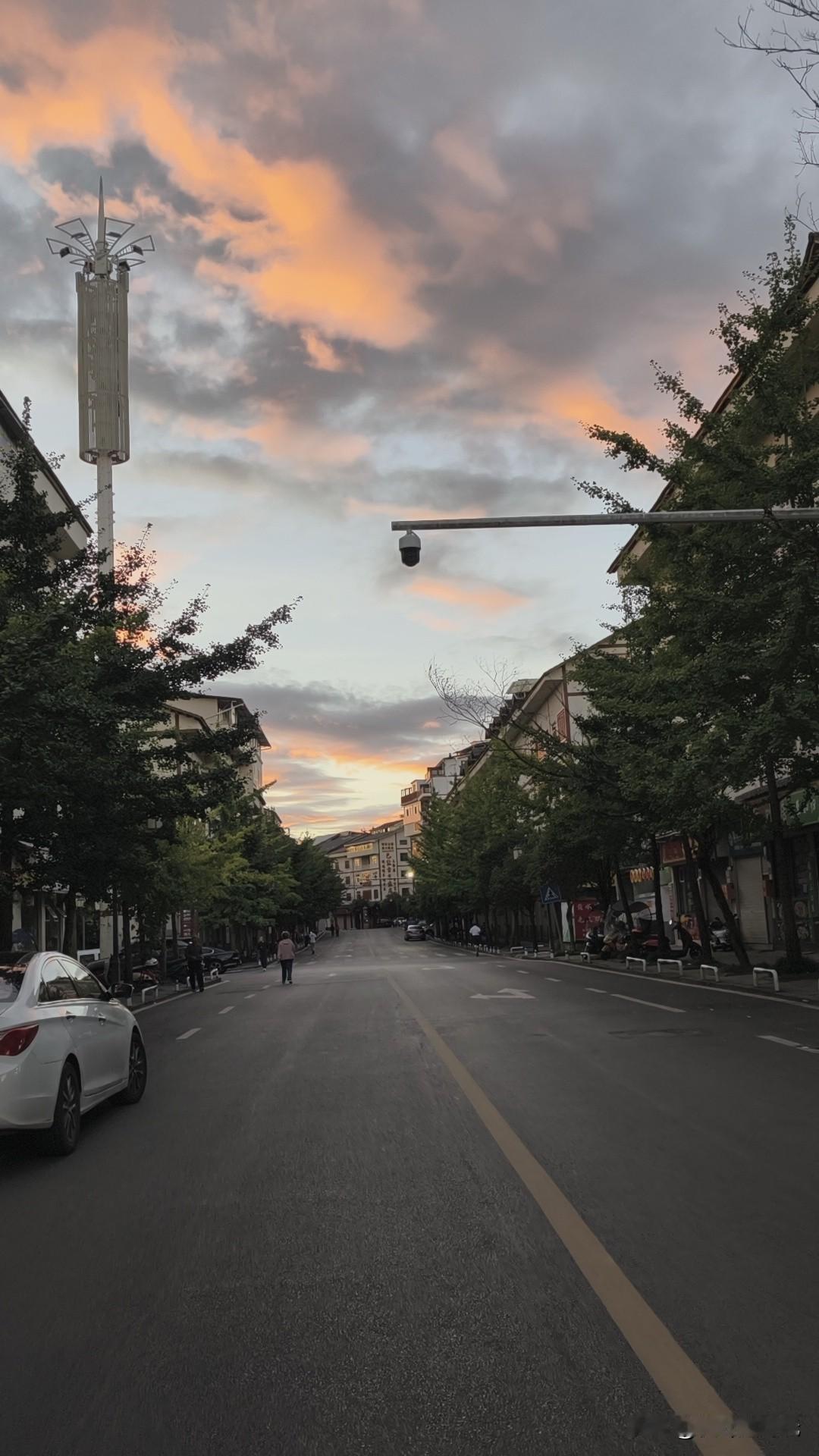 清晨的黄水街景。避暑大军走后，街上不见晨练的大部队了，行人也较稀少！