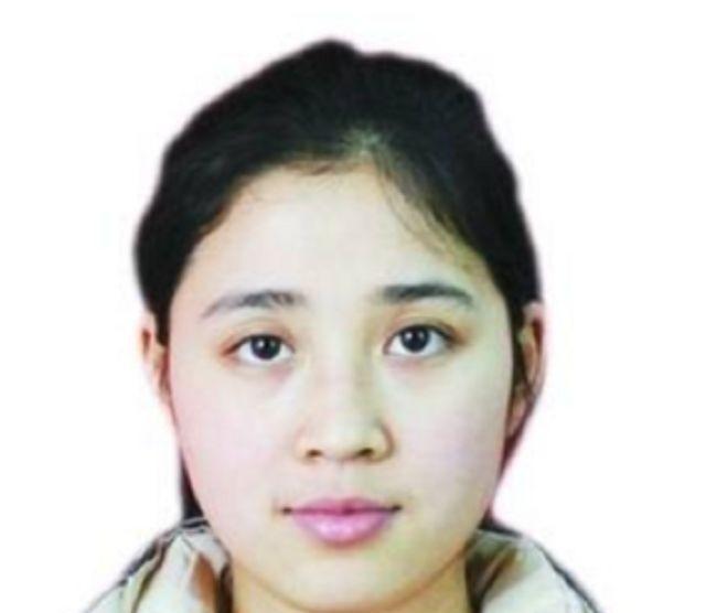 1990年，重庆36岁光棍捡到了一个女婴，不舍吃不舍喝将女孩养大，谁知，养女成年