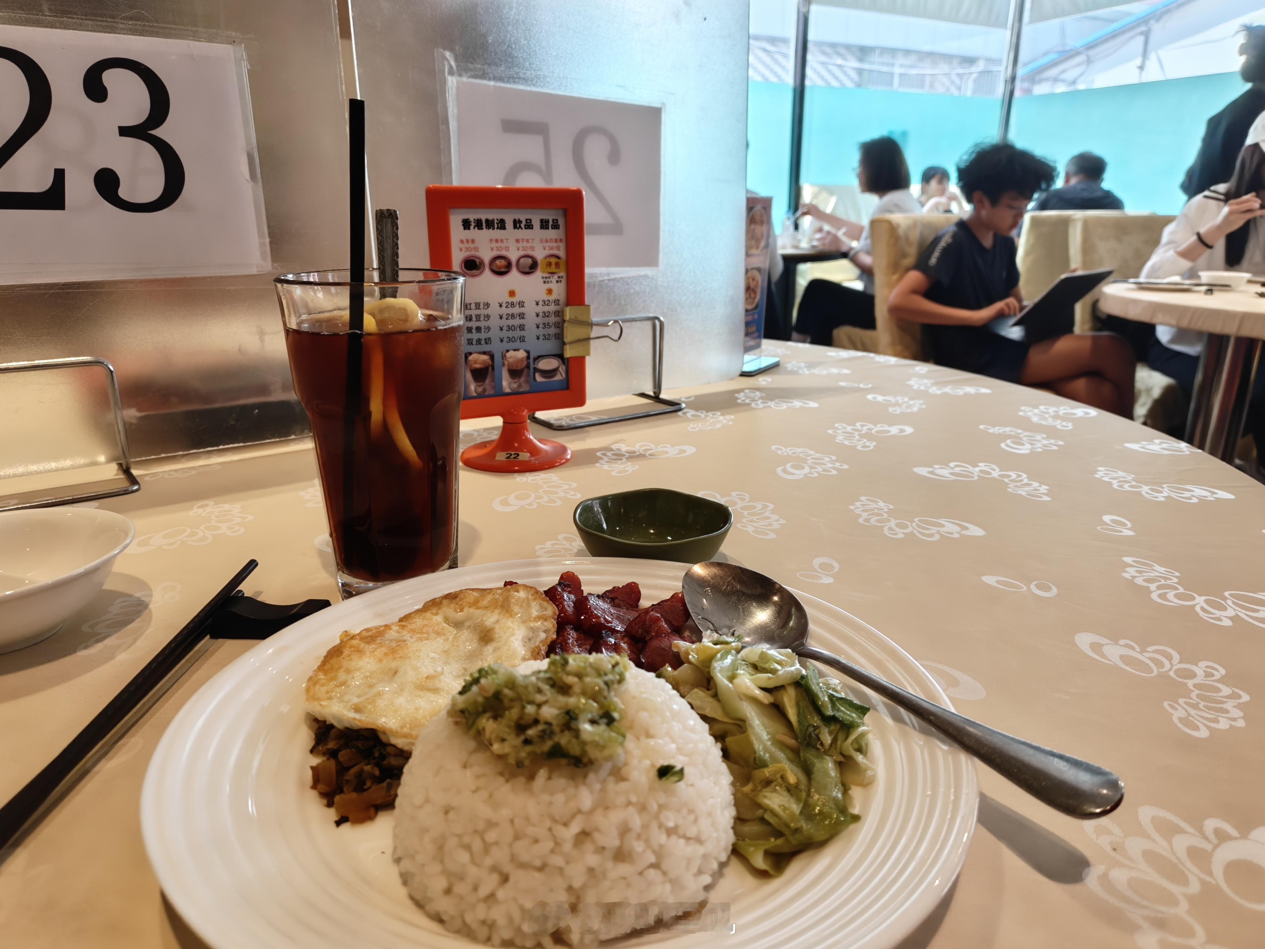 好久没来这地道港式餐厅！广东胃肯定要广东菜来治！雪梨煲猪展汤，润一下啫啫黄鳝来一
