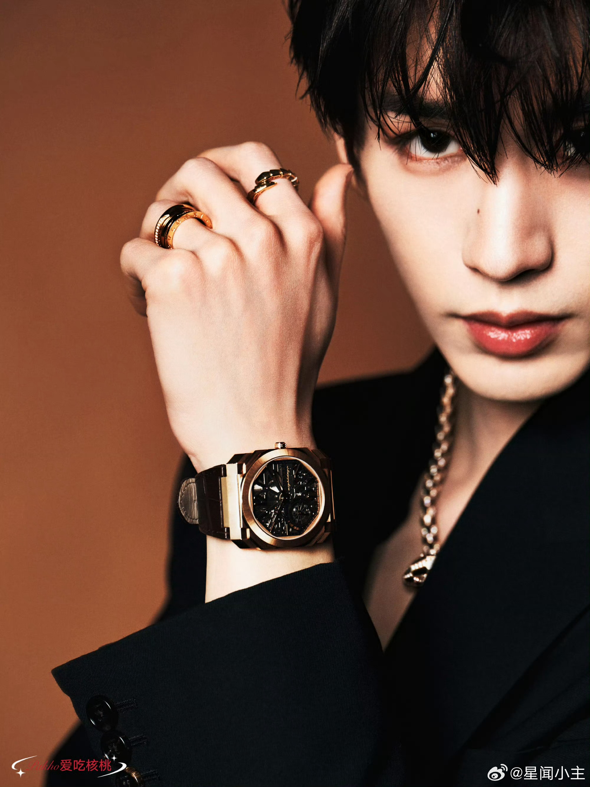  张凌赫蛇蝎美男 微博之夜惊鸿一面直接封神！张凌赫蛇蝎美男氛围感拉满，冷冽又勾人