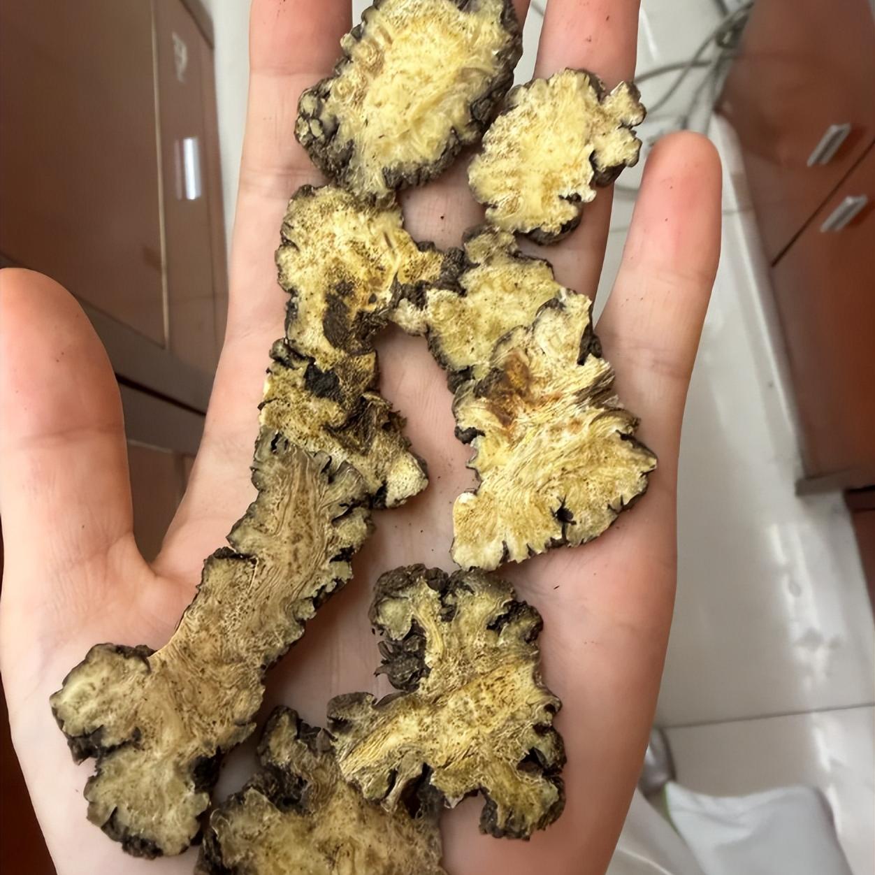 耳鸣脑鸣有救了！这味中药通瘀阻、活气血，脑袋嗡嗡响的患者速看！
很多耳鸣脑鸣患者