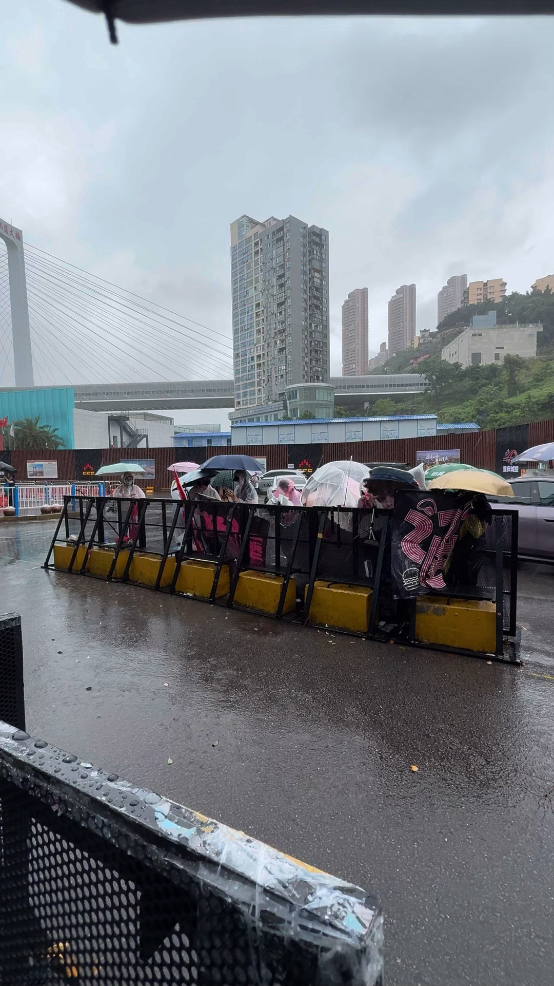该怎么跟你们形容今天重庆的雨有多大呢反正就是比杉菜离开道明寺的那天还要大比沈佳宜