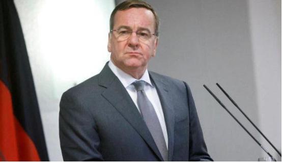 简直离谱，德国跨半个地球找日本，就为了要签军事通行协议，突然搞这么一出，背后肯定