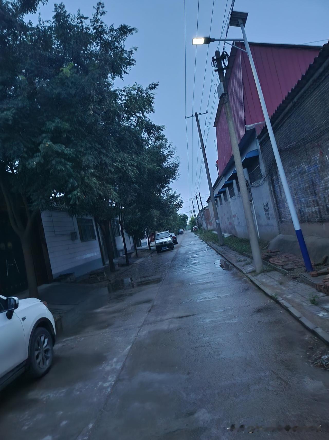 寒意袭柴门，冷雨凉谁心。
长风流云泪，独酌吻君魂。