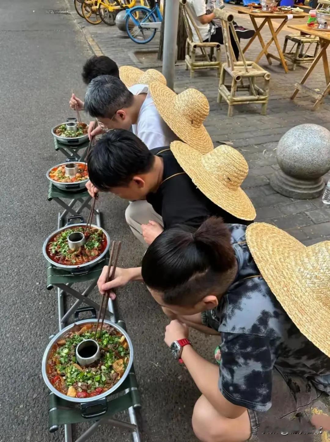 这样吃火锅的我还是第一见，这样吃火锅不知道是哪个省的独特文化，四个人，个个都背着