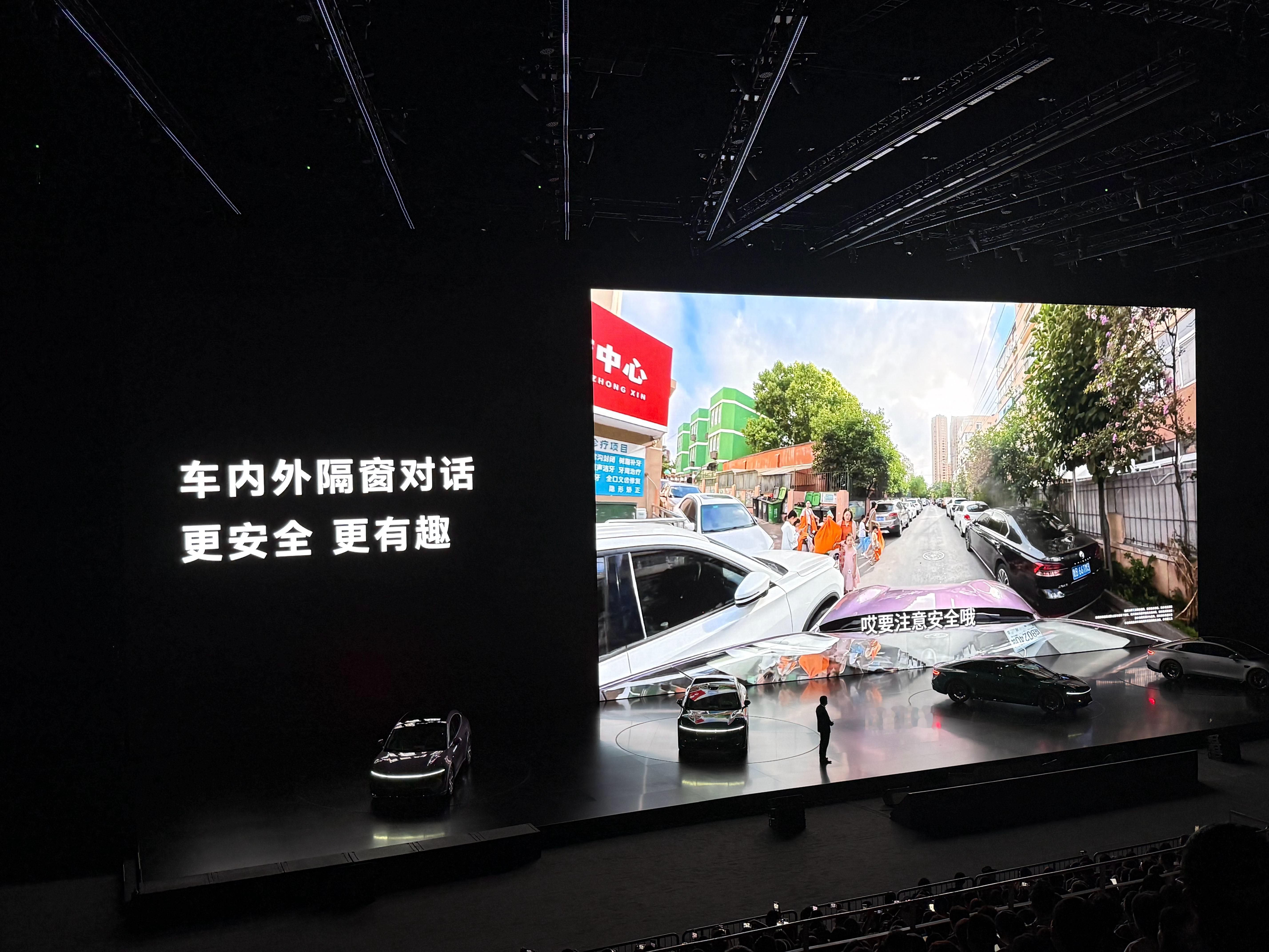 我觉得新能源车就应该标配车内外隔音对话功能，因为汽车的行驶模拟音只能在地下车库被