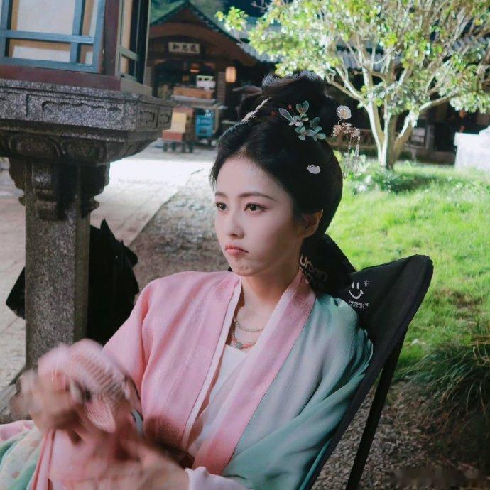 丞磊给白鹿拍了很多美照 莫离 被白鹿和丞磊的双向暖心戳到，生日时互送礼物心意满满