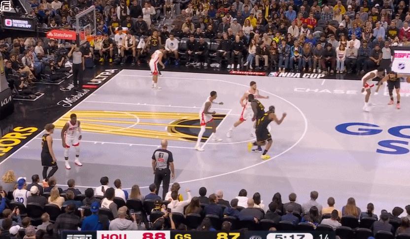 灾难般的回合最后，是穆迪勇于尝试突破桎梏——被申京对位却无法惩罚。然后是理查德帮