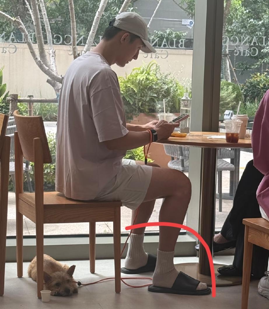不敢相信自己的眼睛，顶流男明星私下居然这么随意。