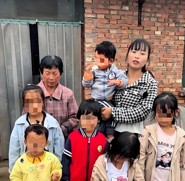 2021年，河南的朱大哥在修拖拉机时被砸身亡。谁知，他妻子不堪重负离家出走。弟媳