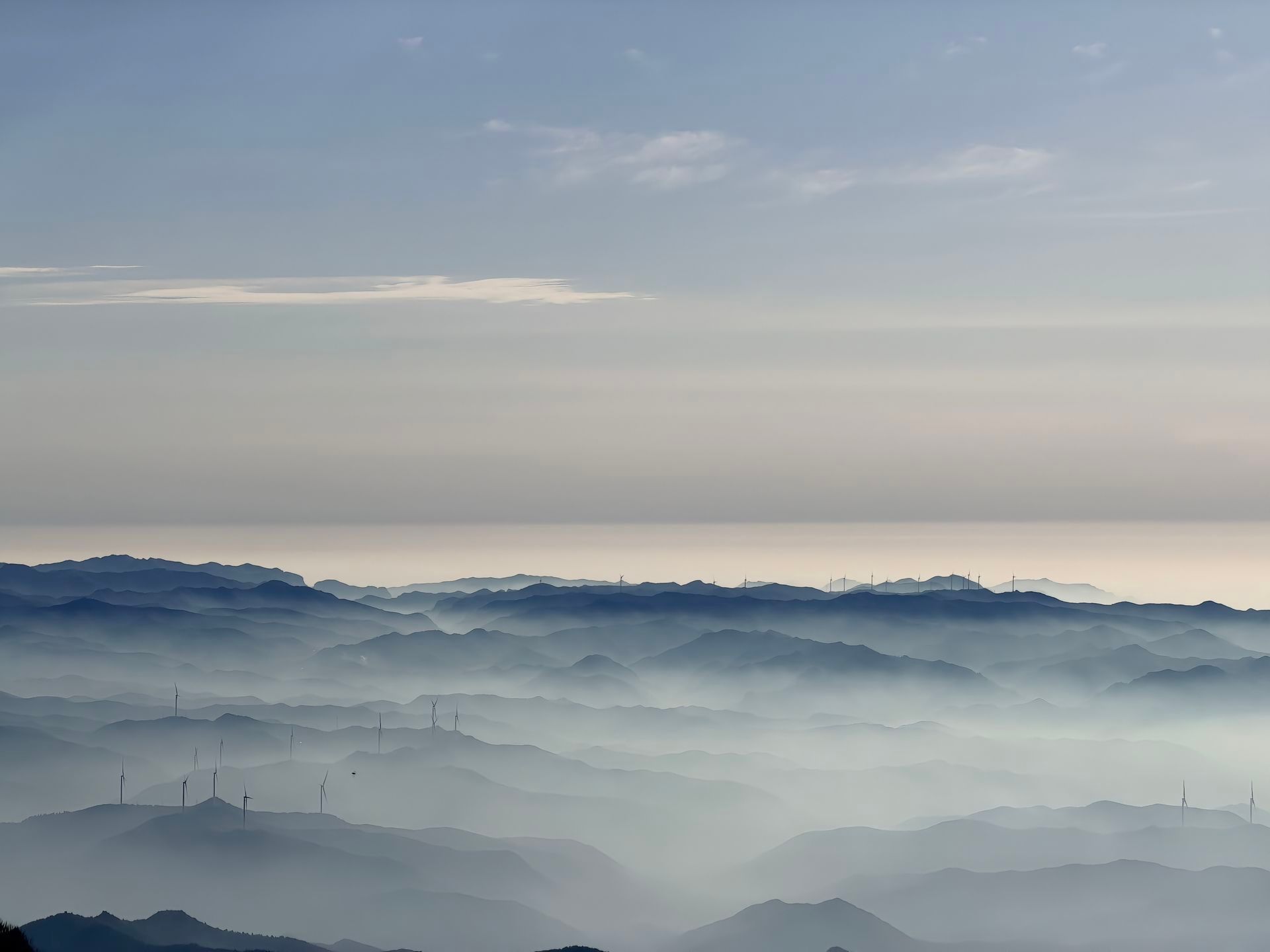 山赶着山，山山漫漫结成关；人赶着人，人人草草尽走散。 
