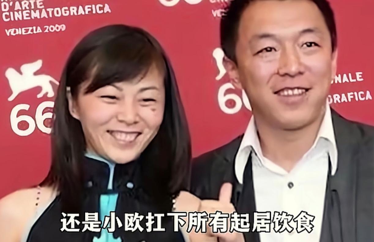 黄渤和老婆太有“夫妻相”了！两人像一个模子刻出来的男女不同版本。他们读初中时相恋