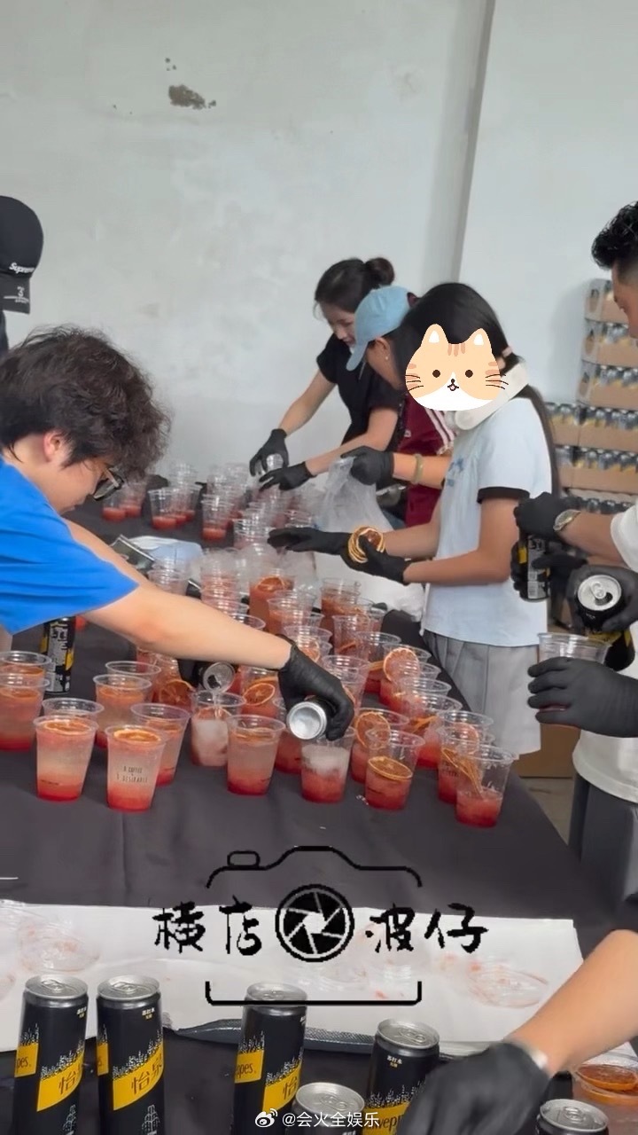 真好啊 妈妈和侄女还在帮忙搞饮料王鹤棣将门独后杀青逆应援王鹤棣妈妈和侄女帮忙准备