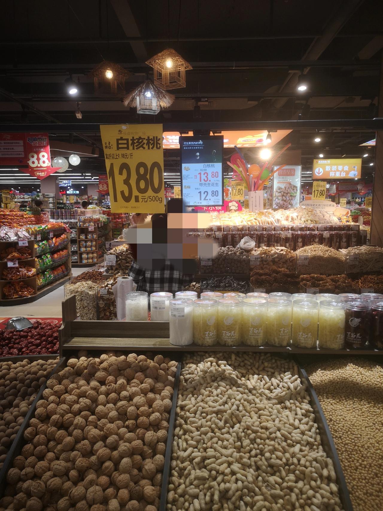 大家逛超市的时候有没有发现一个奇怪的现象。同一个超市，带壳的花生12.80/50