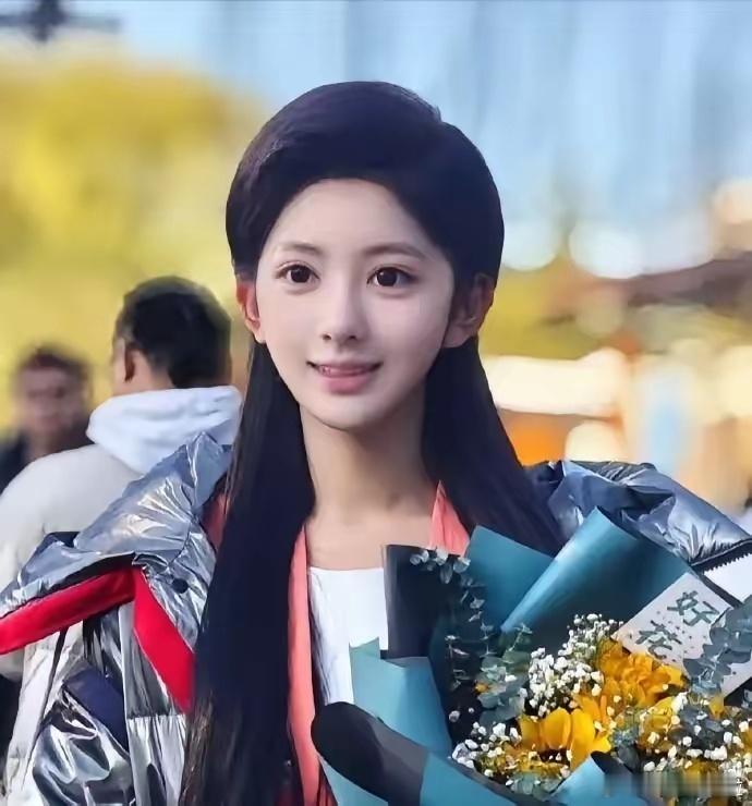 素颜艺考状元被擦妆五次，其外貌引发争议，让人难以捉摸。 