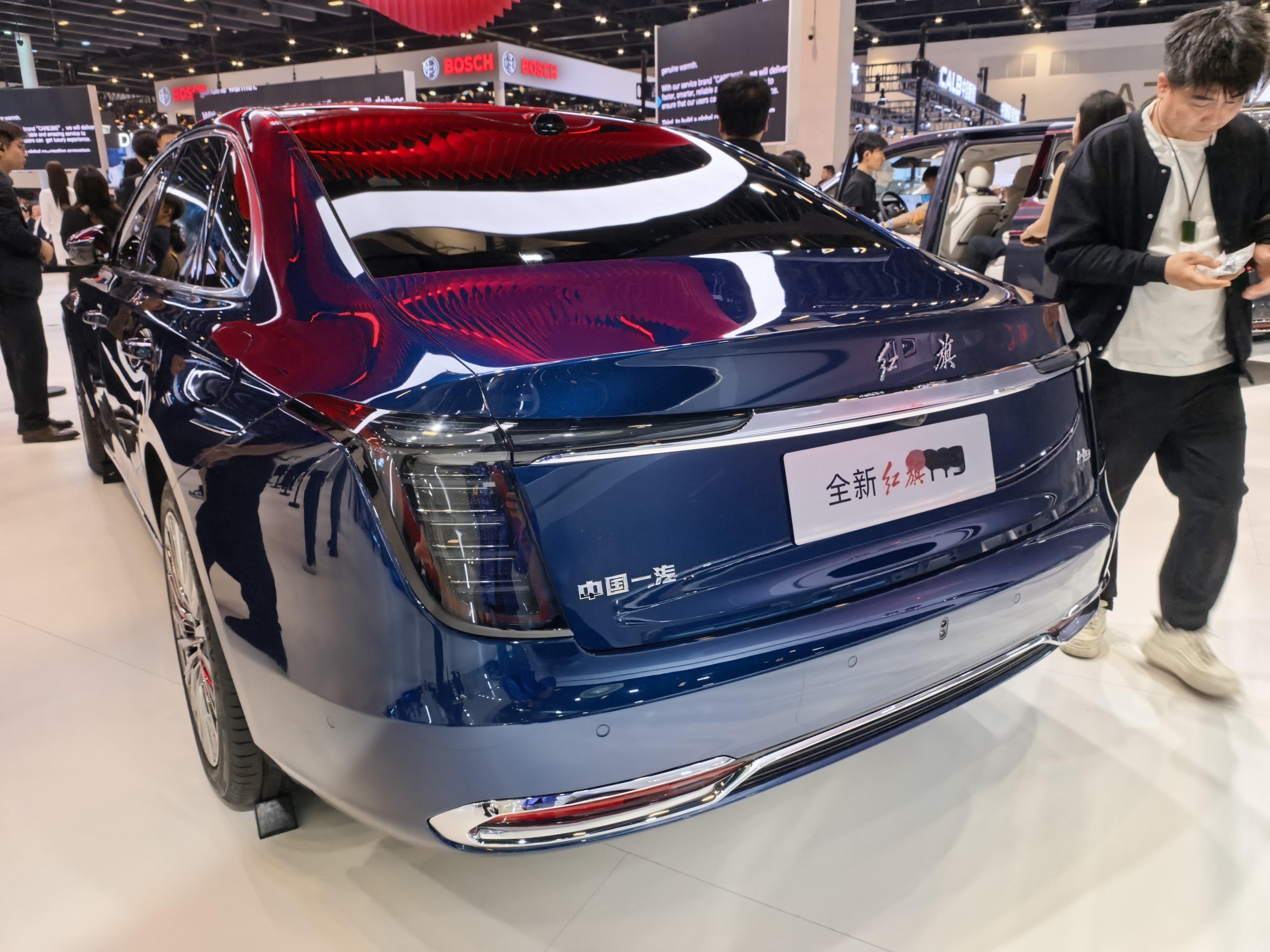 全新红旗H9也用上华为智驾辅助了，新车外观变化不大，内饰变化不小，看着还行。 