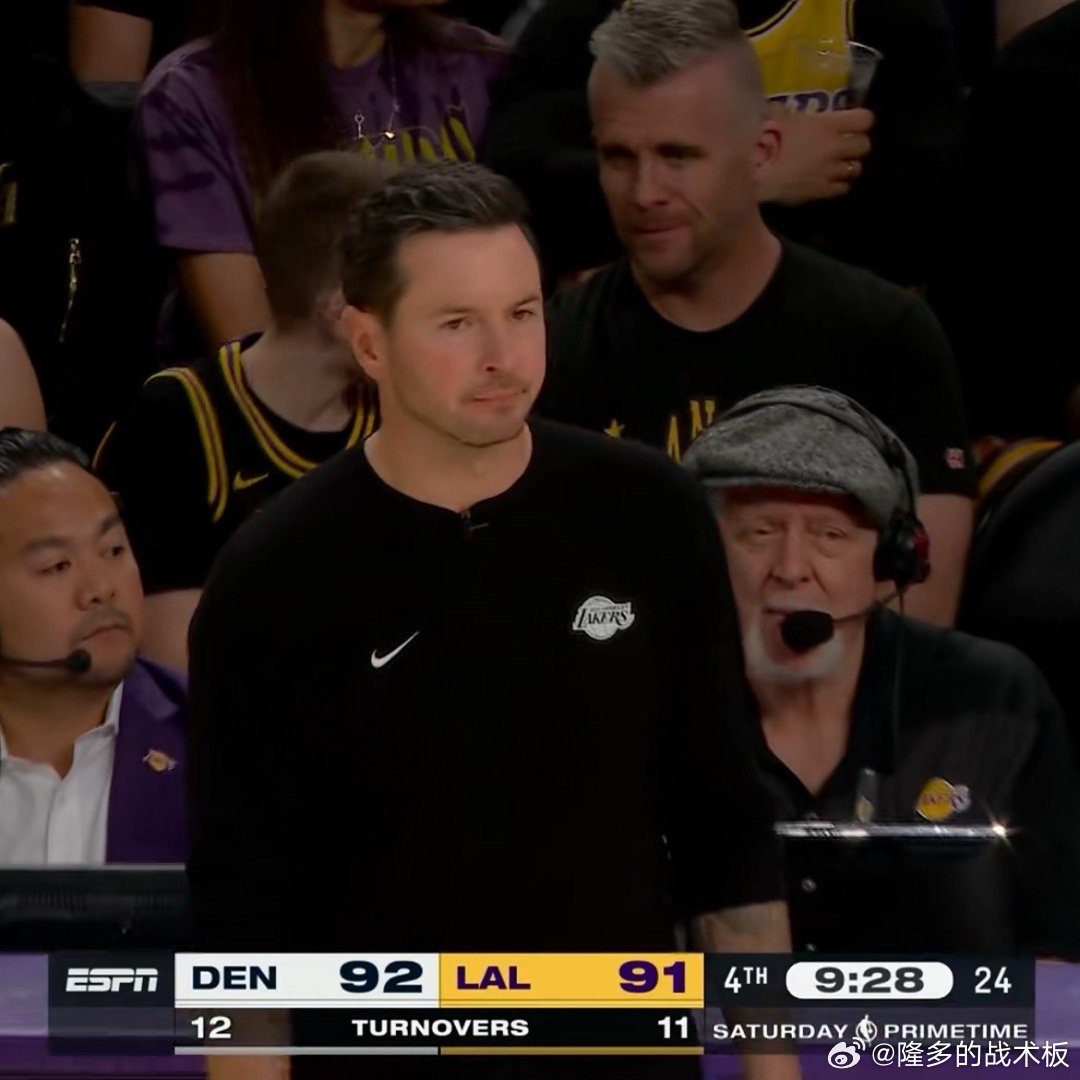 雷迪克谈到詹姆斯鱼跃扑球：“我跟（詹姆斯）说，我看你打NBA看了23年，再加上看