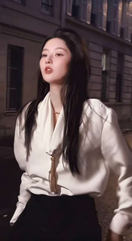 怪不得说她之前是校花确实美 超适合这种露出整张脸的造型，A爆了