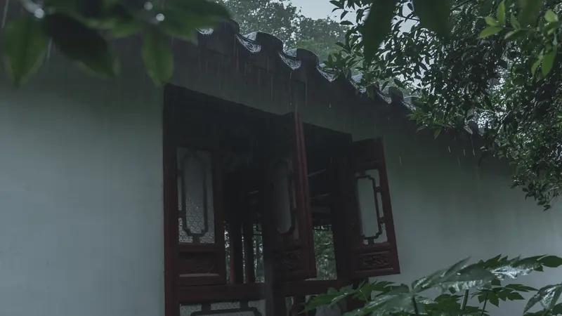 上联：疏雨临轩思绪起；
下联：微风满院眷恋生。
