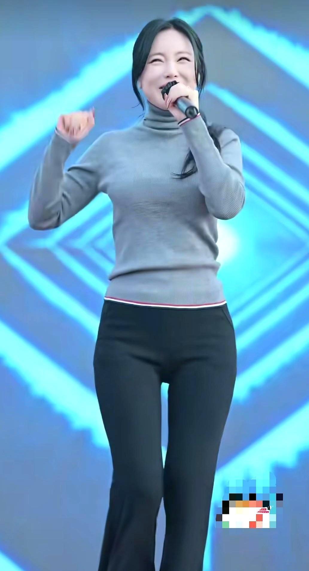 洪真英一条喇叭裤，直接让全网男人手滑点进来！
 
她往台上一站，裤腿一甩，腰线收