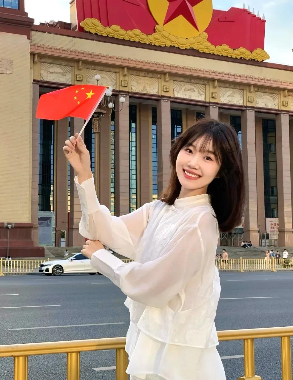今天是国庆节，在这举国同庆的日子里，让我们共同祝愿祖国繁荣昌盛，国泰民安！73年