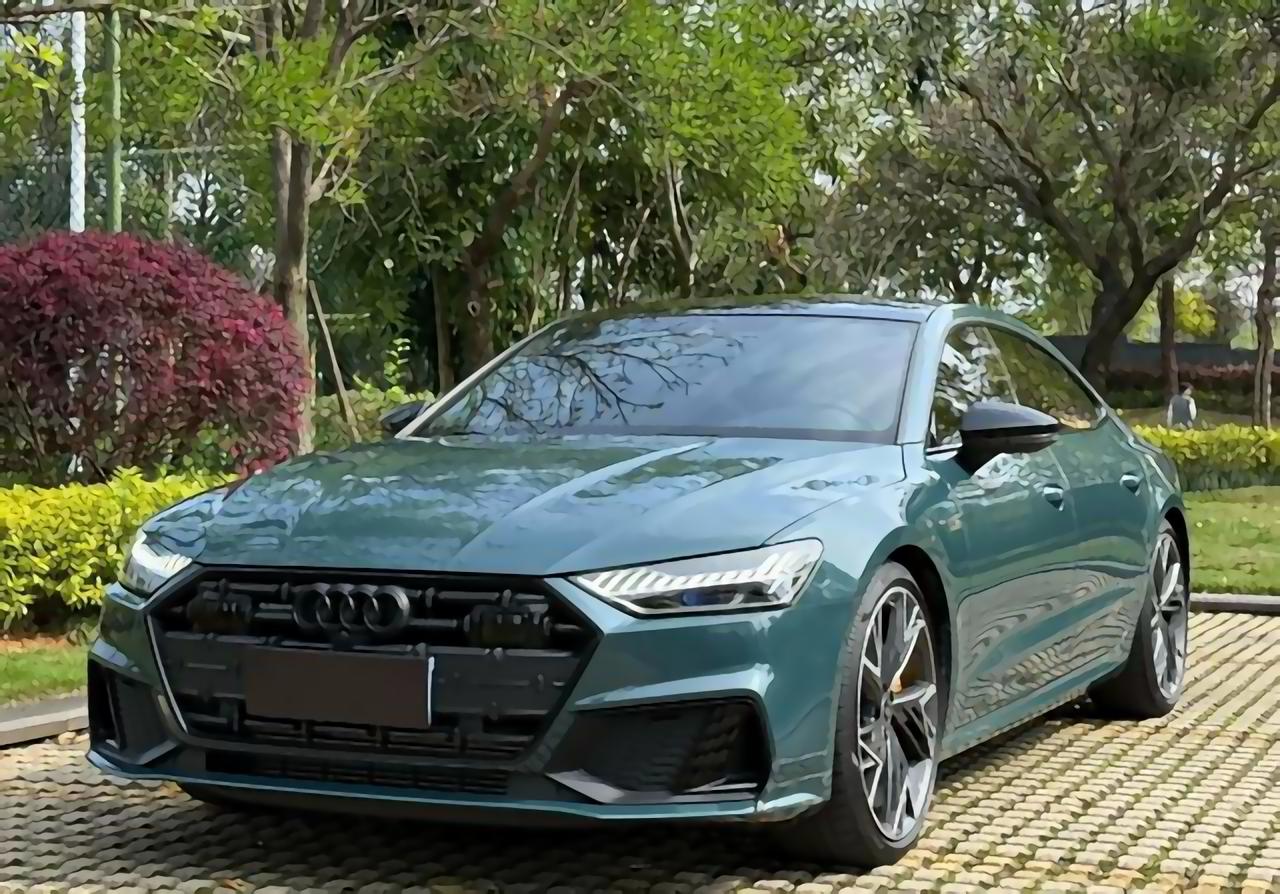 30万出头想买轿跑面子，不妨看看二手奥迪A7L🚗✨
这两天奥迪A7L新车优惠还