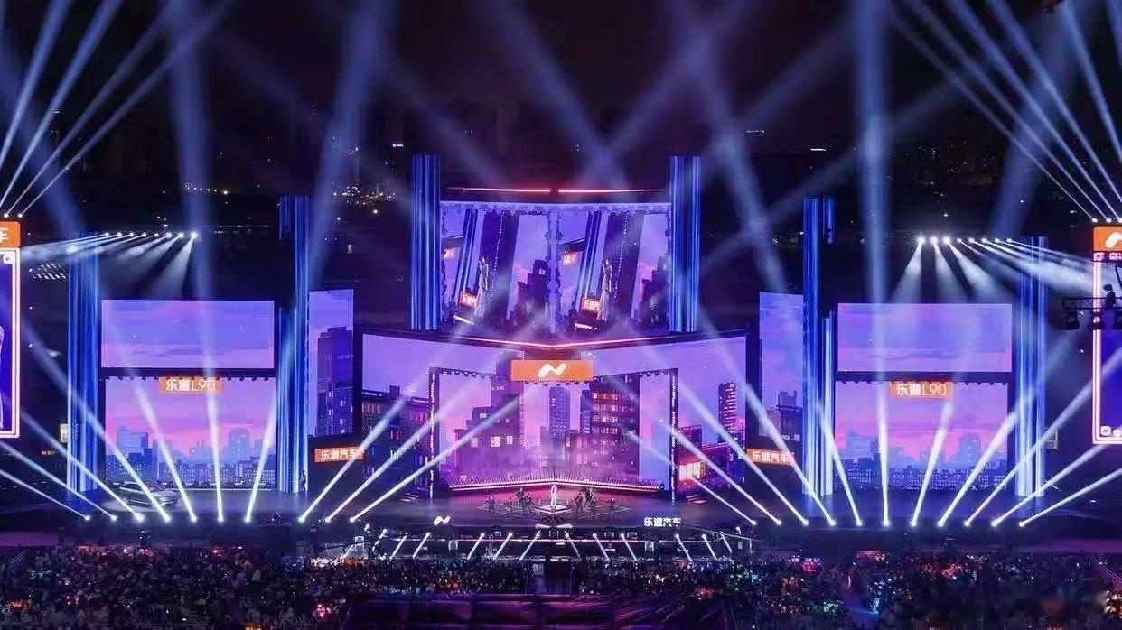 杭州跨年洛琦唱了相拥在一起 岁末的杭城，被洛琦的歌声拥抱！他唱起《相拥在一起》，