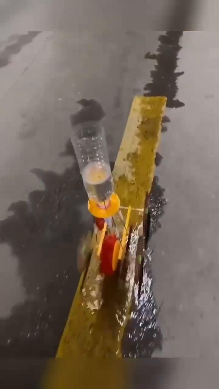 零油耗车子。
小伙制作了这款小车，只需要靠水的冲击力就能带动车子走路，百公里零油