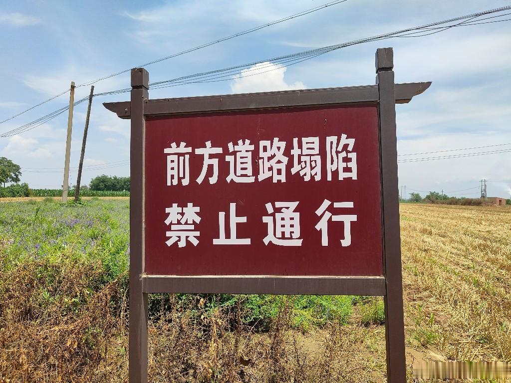 玉壁城万人坑。这地方太惊险了，塌方路面，因为脚下就是当年的玉壁城边缘现在已经被冲