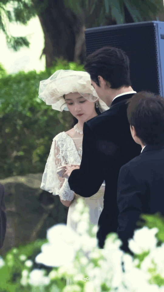 关晓彤陈星旭红掌婚礼比真结婚还全 光是路透就看完整场婚礼！定制婚纱搭配红掌元素，