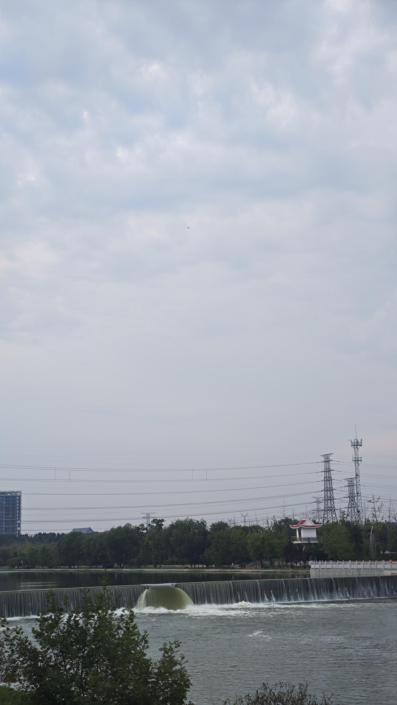 雨后天晴林间慢跑
 
今天下午早早收拾妥当，打算去健身房好好锻炼一番。刚出门走到
