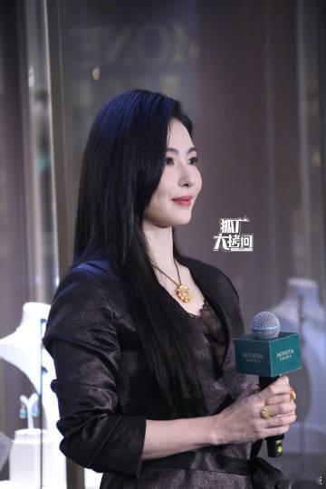 张柏芝一身黑低调又贵气张柏芝一身黑出席活动张柏芝全黑造型赴活动，低调优雅氛围感爆