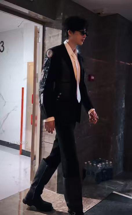 刘宇宁嗓音穿透江湖唱腔藏尽故事刘宇宁西装长靴大佬感 刘宇宁嗓音穿透江湖唱腔藏尽故