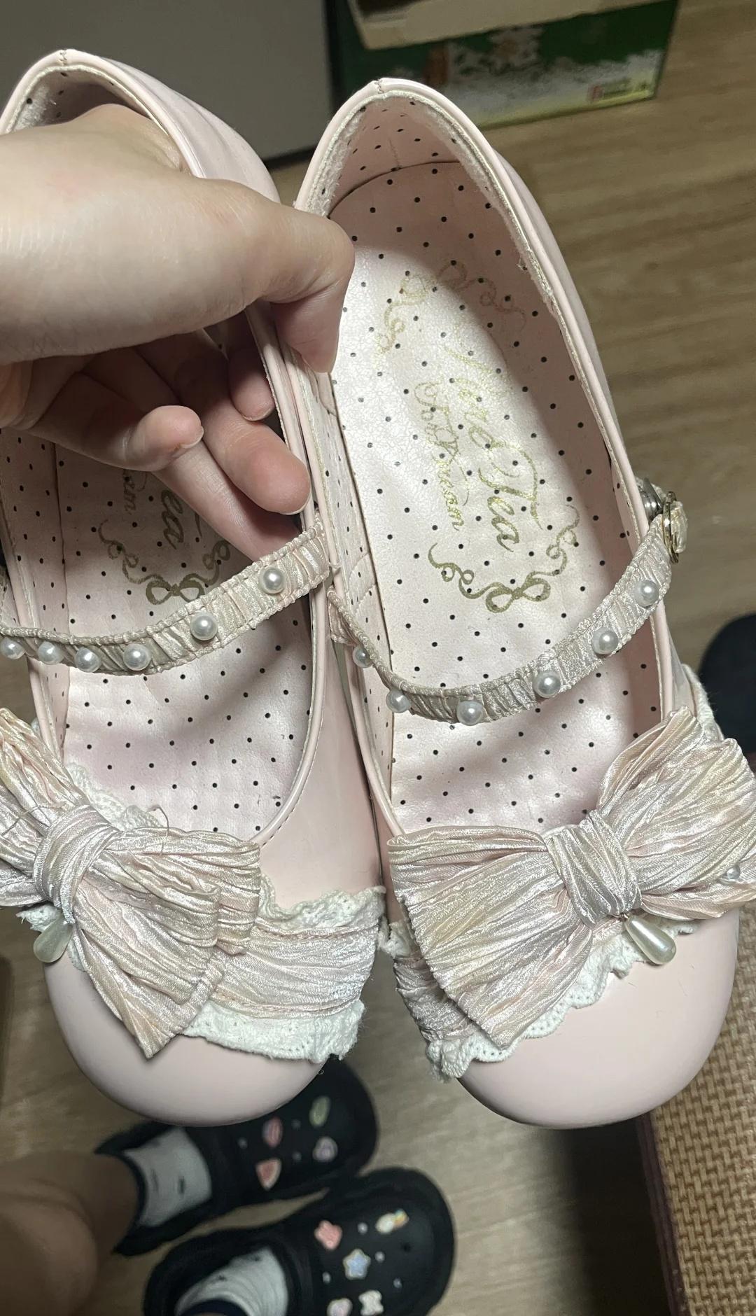发黄版蝴蝶酥
下雨天穿了，洗了蝴蝶结结果发黄了，感觉越洗越黄