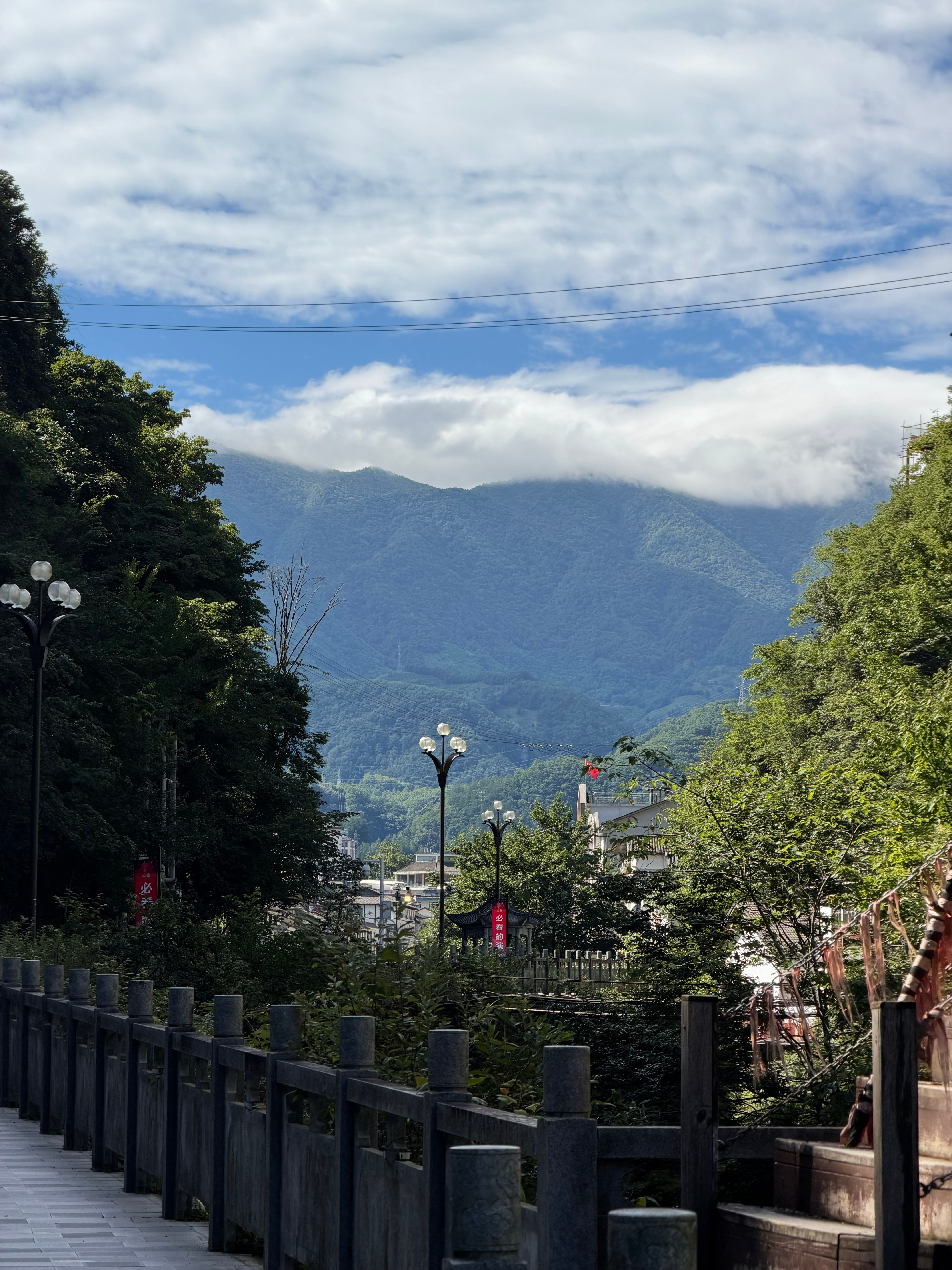 开着一辆自己喜欢的车mg07 ，高颜值的轿跑，环绕在盘山公路上，看着远处的美景，
