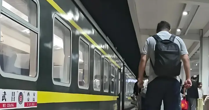 45岁老板欠债2000万元被限高，11年坚持坐绿皮火车跑生意还债；妻子不堪重负离去，他一度想轻生被救