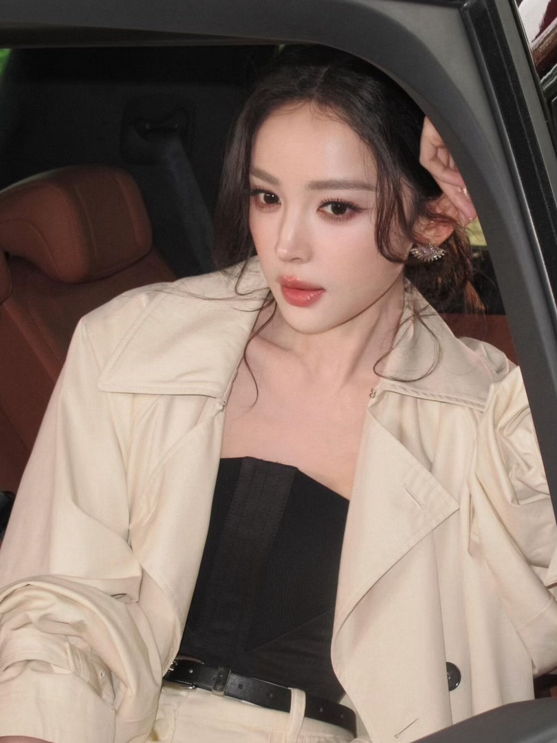 娜扎随便走两步就出片了 娜扎拍照也太省事了！随便走两步摄影师就有了，这脸这身材还