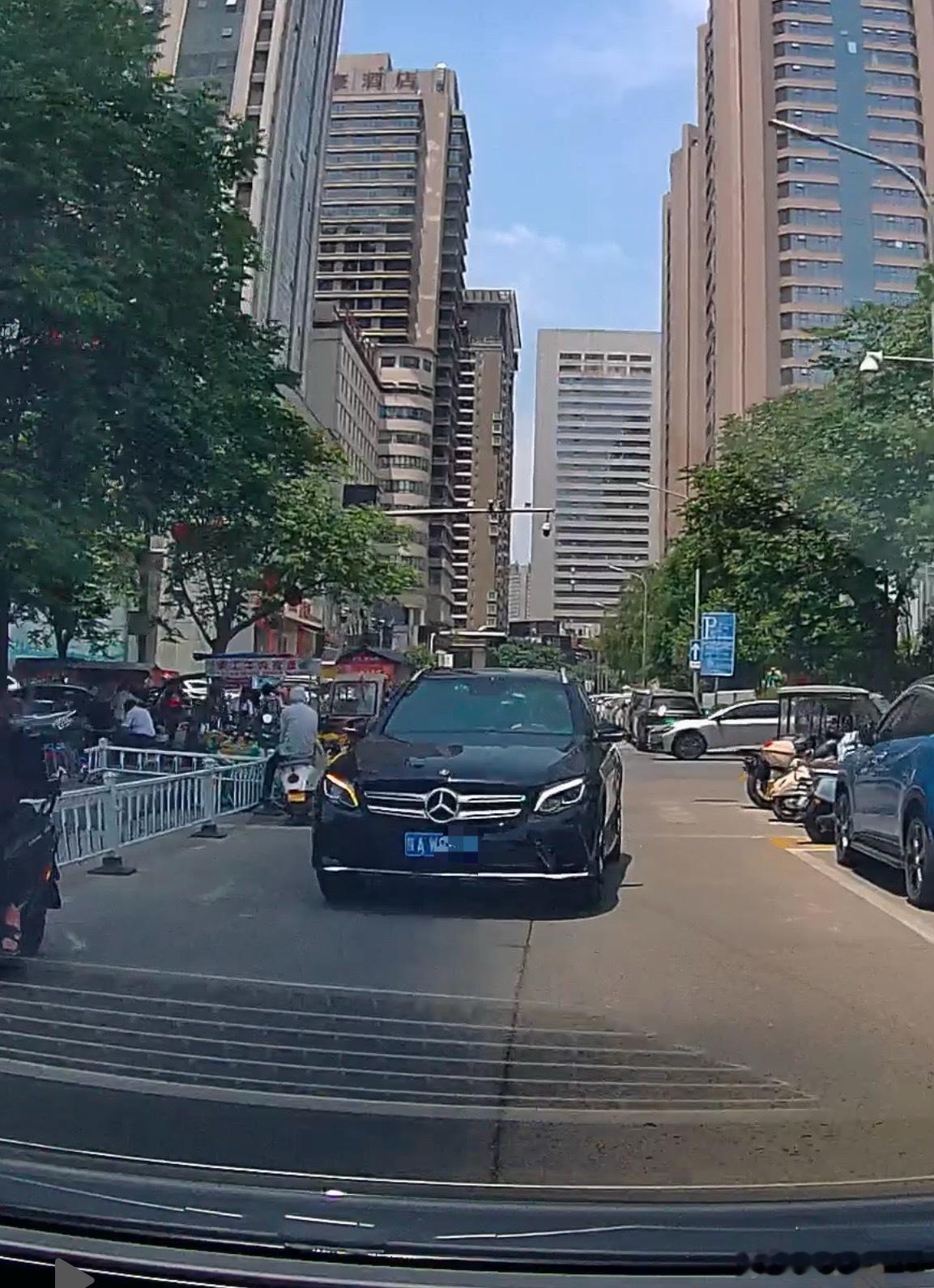 今日马路判官+1逆行还骂人，不好意思我真不惯你这臭毛病[喵喵]文明出行，从你我做