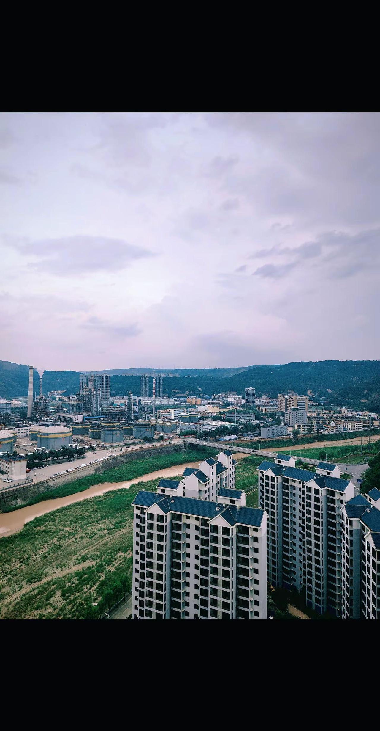 户外hiking 城市建设的静谧时刻