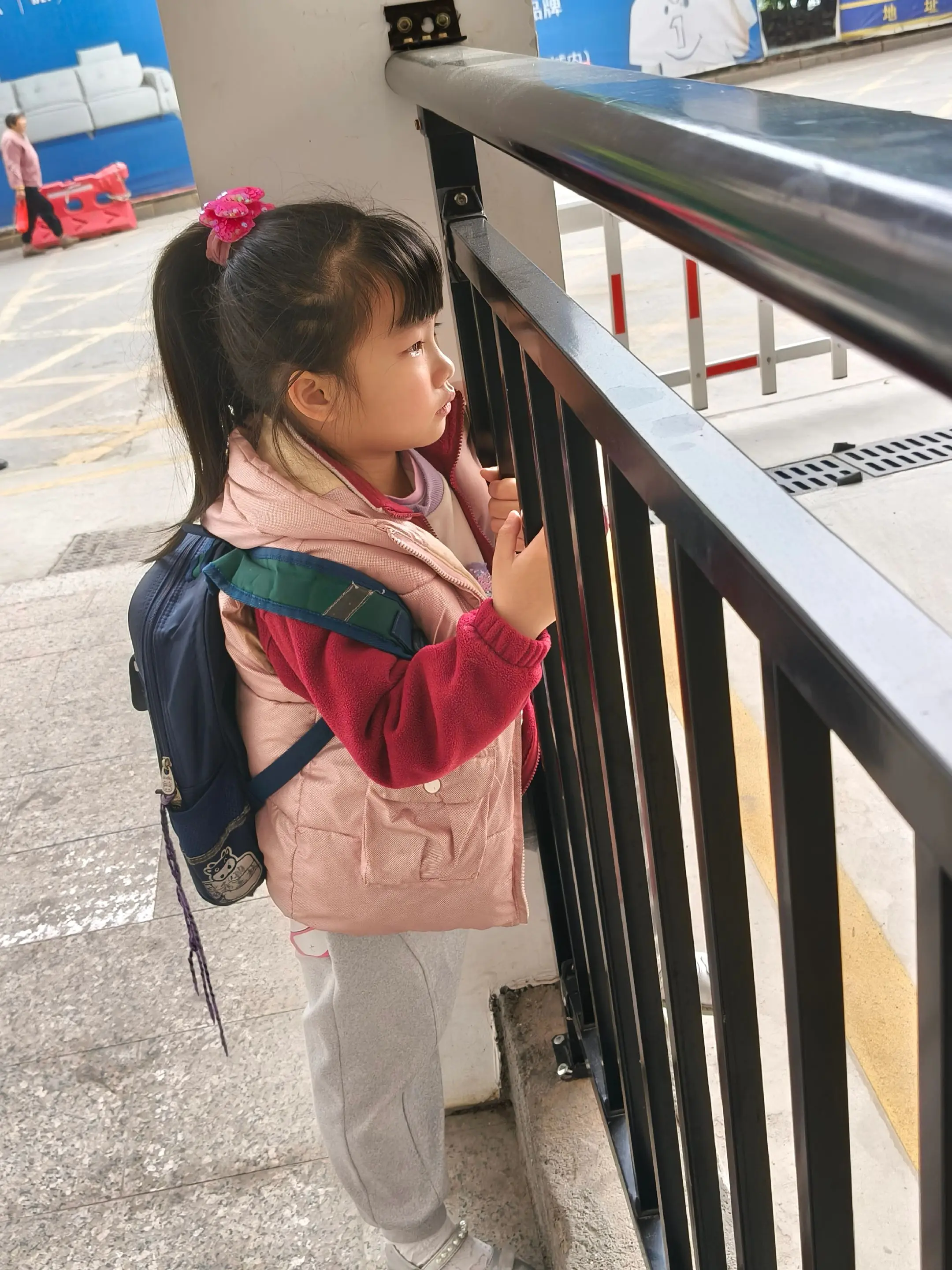 小孩叫去上学都不肯去的时候自己都心烦,叫一个小时才到学校，还迟到了，不...