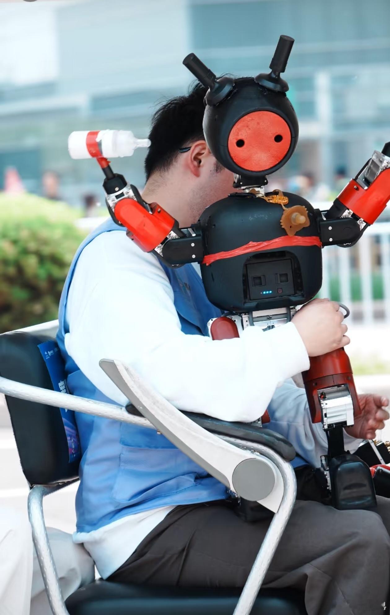 禁止未成年机器人参赛 人家靠实力出圈，这家伙靠卖萌出圈。手里的小奶瓶是精髓