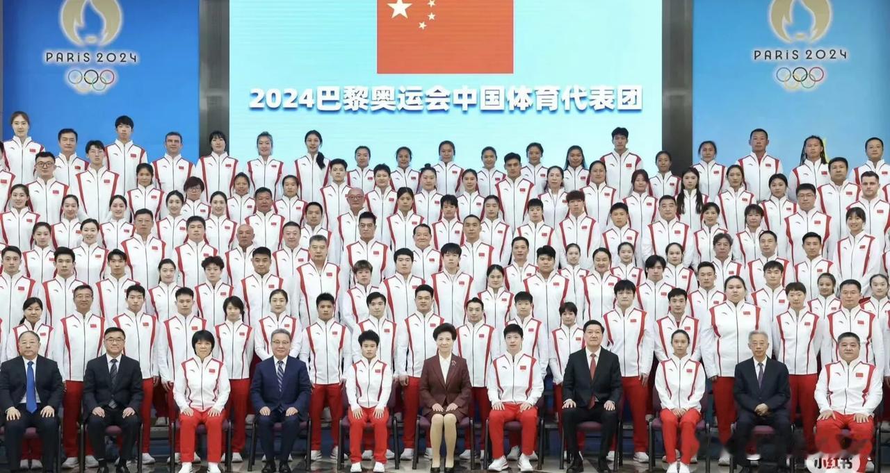 中国运动员法国巴黎奥运会的大合影，网友发现了三个有趣的地方！
第一、队伍里面竟然