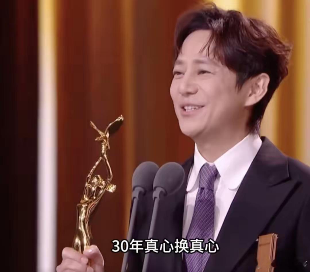#何炅 三十年真心换真心#在10月20日的金鹰奖颁奖典礼上，何炅获得金鹰奖最佳电
