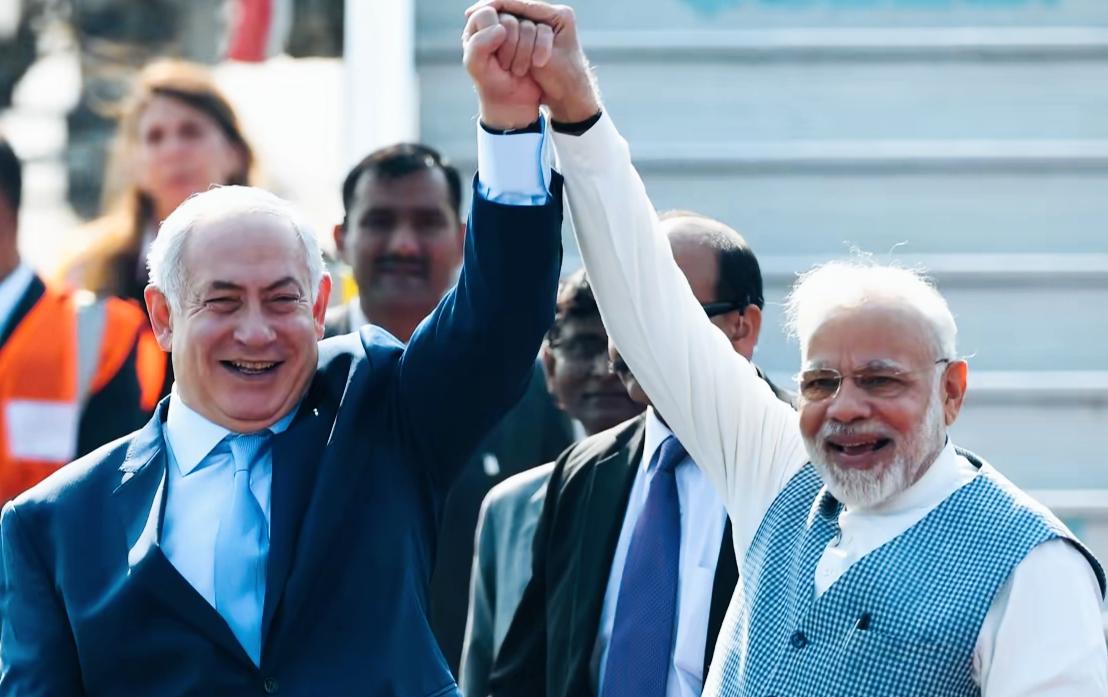 莫迪和内塔尼亚胡两人咋笑的如此开心啊？
这是有什么好事呢？
莫迪和内塔尼亚胡两人